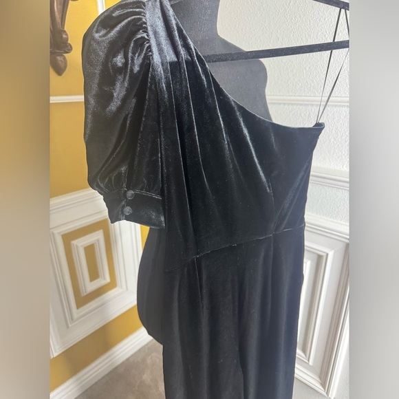 Elegant Black One-Shoulder Jumpsuit - Picture 8 of 8